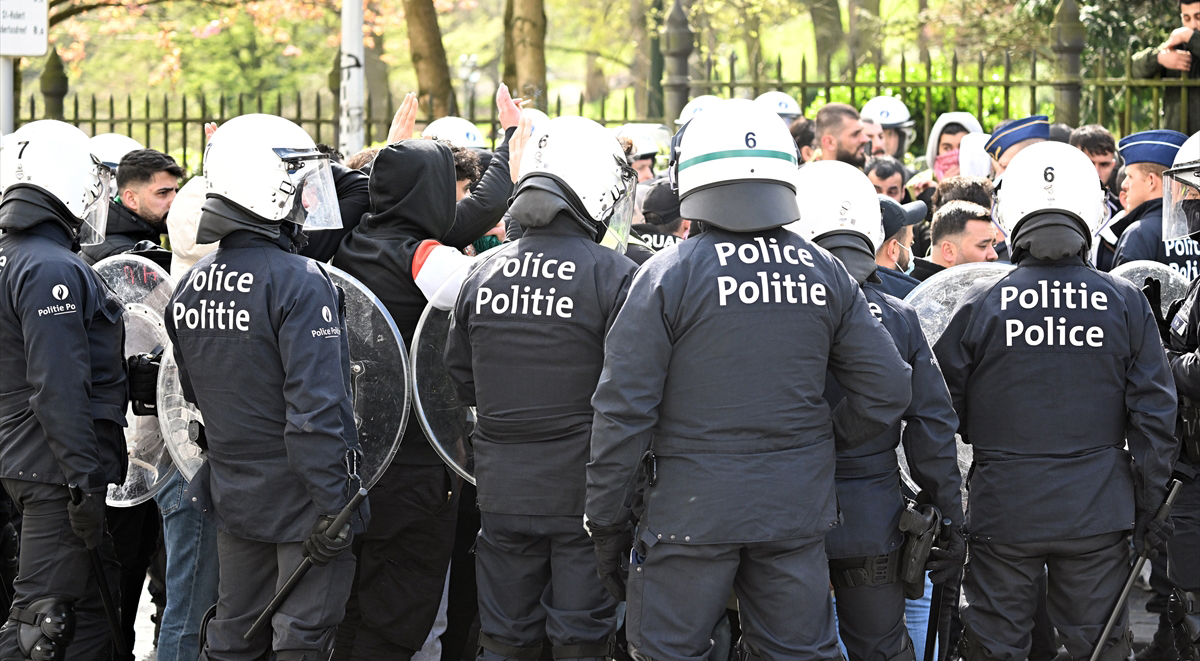 Brüksel’de PKK yandaşları barikatları sökerek polise saldırdı