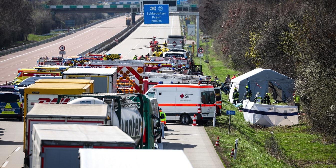 Almanya’da yolcu otobüsünün devrilmesi sonucu en az 5 kişi öldü