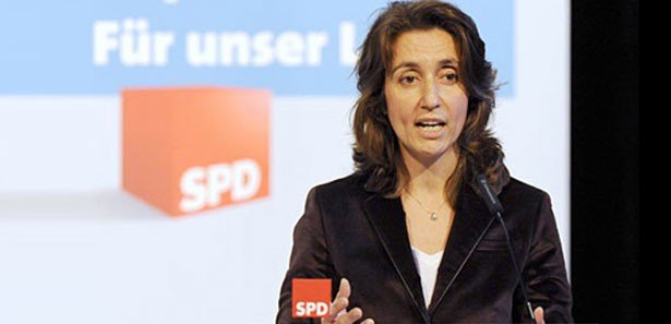 Almanya’da İlk Kez Bir Türk Bakan Oldu