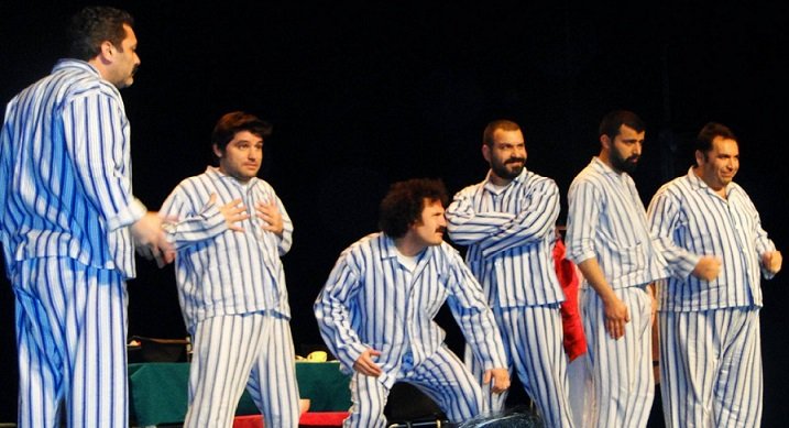 PİJAMALI ADAMLAR TİYATRO SEVENLERİ KAHKAHAYA BOĞDU