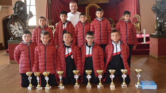 Gönüllerin Şampiyonu Emirdağ Spor’un  U-10 Futbol Takımı Resul Tapmaz’ı Ziyaret Etti ( GÖRÜNTÜLÜ )