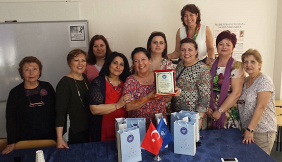 8 GÖNÜLLÜ ANNE ÇAĞDAŞ YAŞAMI DESTEKLEME DERNEĞİ’NE BAĞIŞLARI ULAŞTIRDI