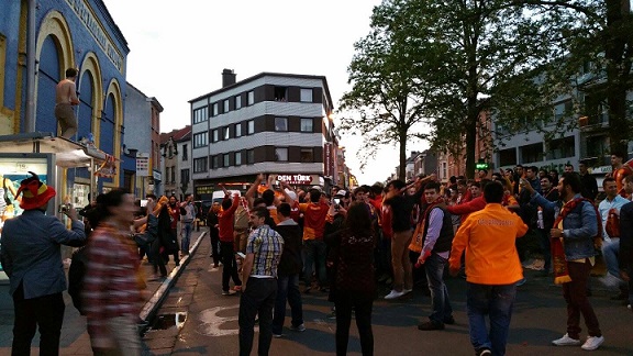 Galatasaray’ın Şampiyonluğu Taraftarları Gent Şehrinde Sokağa Döktü ( Görüntülü )