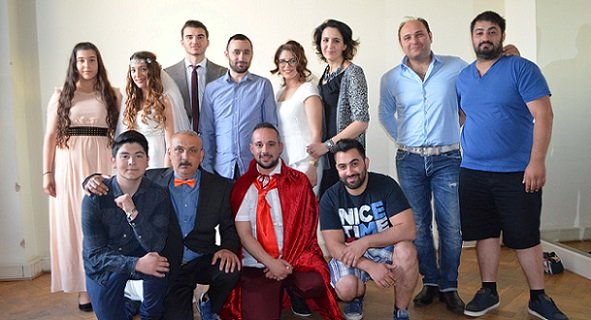 GENT ŞEHRİNDE SAHNE ALAN KARDEŞLİK TİYATROSU SALONDAKİLERİ GÜLME KRİZİNE SOKTU ( GÖRÜNTÜLÜ )