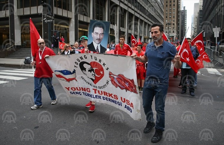 New York’ta bu yıl 35’incisi düzenlenen Türk Günü Yürüyüşü ve Festivali kapsamında Türk Amerikan toplumu, Manhattan'da yürüyüş gerçekleştirdi. Yürüyüşe New York Başkonsolosu Ertan Yalçın, Hatay Büyükşehir Belediye Başkanı Lütfü Savaş, Türk Amerikan Dernekleri Federasyonu (TADF) Başkanı Atilla Pak, Türk toplumu temsilcileri ve sanatçılar katıldı.  ( Anadolu Ajansı - Cem Özdel )