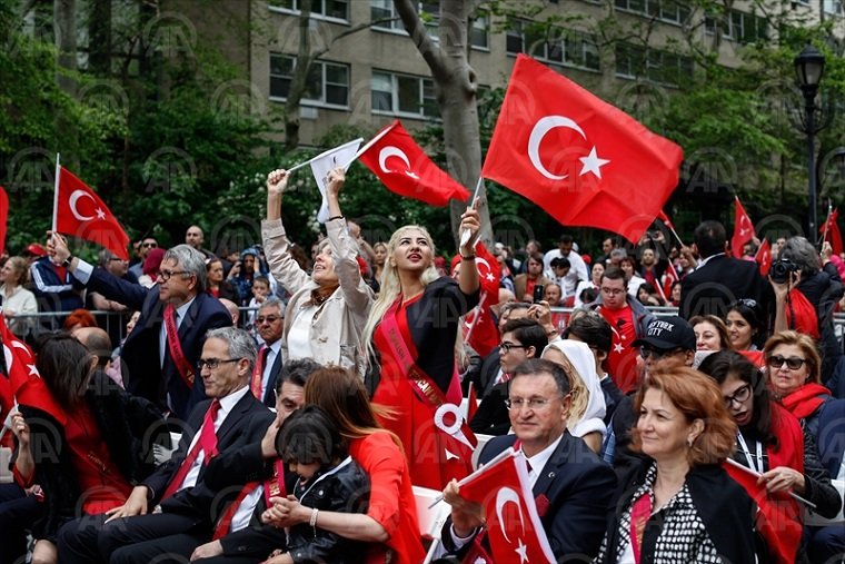 New York’ta bu yıl 35’incisi düzenlenen Türk Günü Yürüyüşü ve Festivali kapsamında Türk Amerikan toplumu, Manhattan'da yürüyüş gerçekleştirdi. Yürüyüşe New York Başkonsolosu Ertan Yalçın, Hatay Büyükşehir Belediye Başkanı Lütfü Savaş, Türk Amerikan Dernekleri Federasyonu (TADF) Başkanı Atilla Pak, Türk toplumu temsilcileri ve sanatçılar katıldı.  ( Anadolu Ajansı - Cem Özdel )