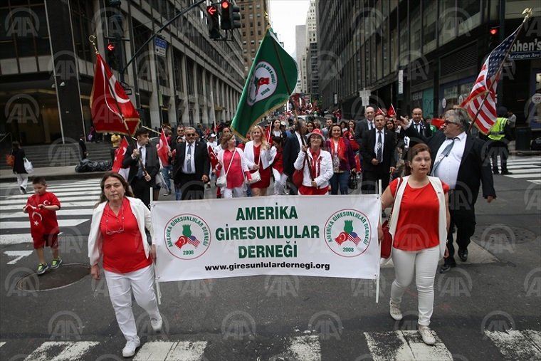 New York’ta bu yıl 35’incisi düzenlenen Türk Günü Yürüyüşü ve Festivali kapsamında Türk Amerikan toplumu, Manhattan'da yürüyüş gerçekleştirdi. Yürüyüşe New York Başkonsolosu Ertan Yalçın, Hatay Büyükşehir Belediye Başkanı Lütfü Savaş, Türk Amerikan Dernekleri Federasyonu (TADF) Başkanı Atilla Pak, Türk toplumu temsilcileri ve sanatçılar katıldı.  ( Anadolu Ajansı - Cem Özdel )