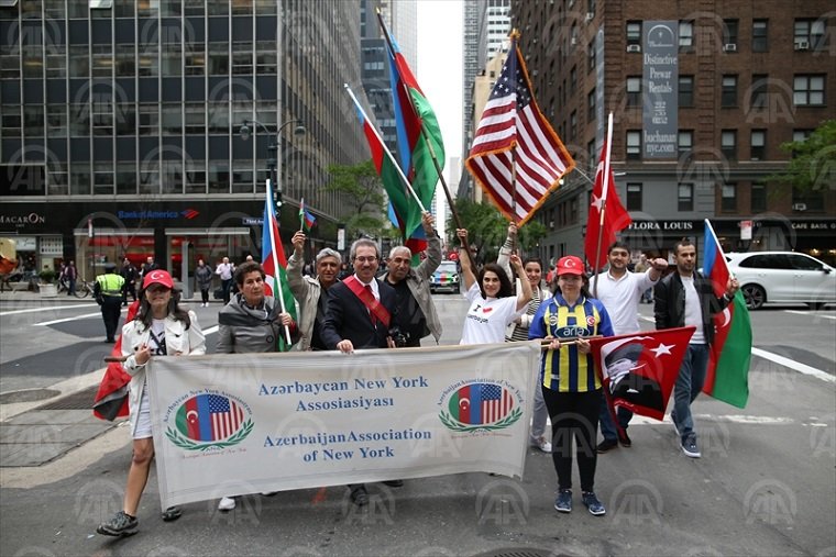 New York’ta bu yıl 35’incisi düzenlenen Türk Günü Yürüyüşü ve Festivali kapsamında Türk Amerikan toplumu, Manhattan'da yürüyüş gerçekleştirdi. Yürüyüşe New York Başkonsolosu Ertan Yalçın, Hatay Büyükşehir Belediye Başkanı Lütfü Savaş, Türk Amerikan Dernekleri Federasyonu (TADF) Başkanı Atilla Pak, Türk toplumu temsilcileri ve sanatçılar katıldı.  ( Anadolu Ajansı - Cem Özdel )