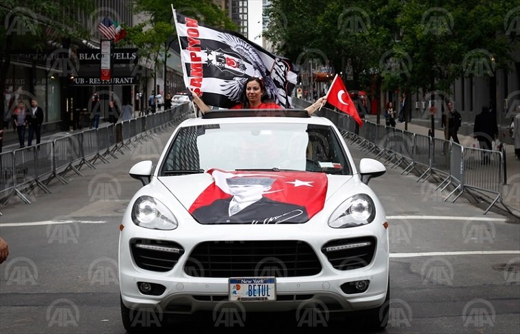 New York’ta bu yıl 35’incisi düzenlenen Türk Günü Yürüyüşü ve Festivali kapsamında Türk Amerikan toplumu, Manhattan'da yürüyüş gerçekleştirdi. Beşiktaş tarafları da yürüyüşe katılarak Süper Lig şampiyonluğunu kalabalık bir kortej eşliğinde coşkuyla kutladı. ( Anadolu Ajansı - Cem Özdel )