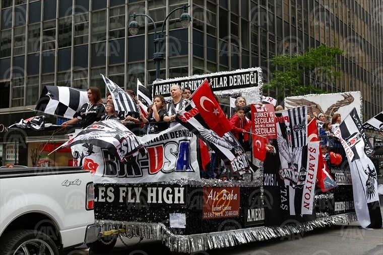 New York’ta bu yıl 35’incisi düzenlenen Türk Günü Yürüyüşü ve Festivali kapsamında Türk Amerikan toplumu, Manhattan'da yürüyüş gerçekleştirdi. Beşiktaş tarafları da yürüyüşe katılarak Süper Lig şampiyonluğunu kalabalık bir kortej eşliğinde coşkuyla kutladı. ( Anadolu Ajansı - Cem Özdel )