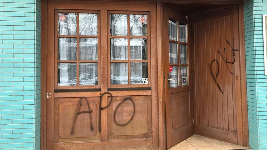 Almanya’da terör örgütü yandaşları iki camiye saldırdı