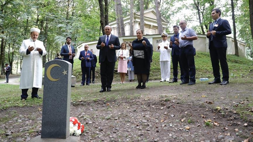 Çavuşoğlu’ndan Litvanya’da Türk şehitliğine ziyaret