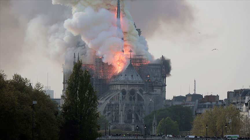 Paris’te Notre Dame Katedrali’nin çatısı çıkan yangında çöktü