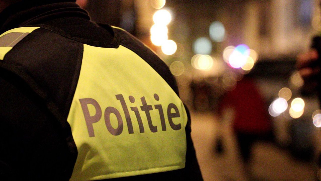 Belçika polisinden gençlerin düzenlediği 100 kişilik partiye baskın.