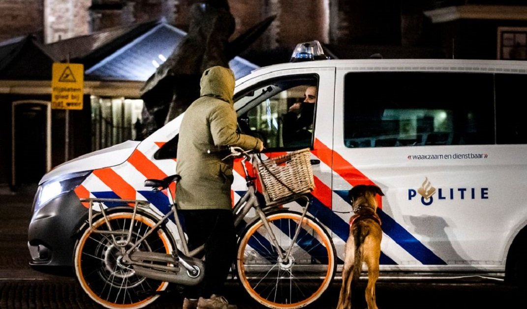 Hollanda’da Kovid-19 kısıtlamaları 20 Nisan’a kadar uzatıldı