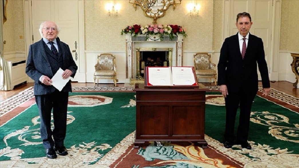 Eski Brüksel Büyükelçisi Hakan Olcay, Michael Daniel Higgins’e güven mektubunu sundu.