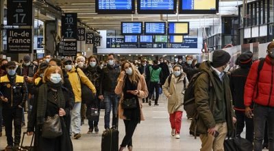 Fransa’da maske zorunluluğu ve gece saatlerindeki sokağa çıkma yasağı kaldırılıyor