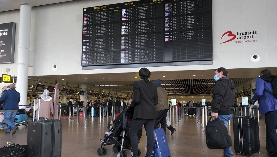 Belçika’da başkasının Kovid-19 testiyle seyahat etmeye çalışan kişiye hapis cezası