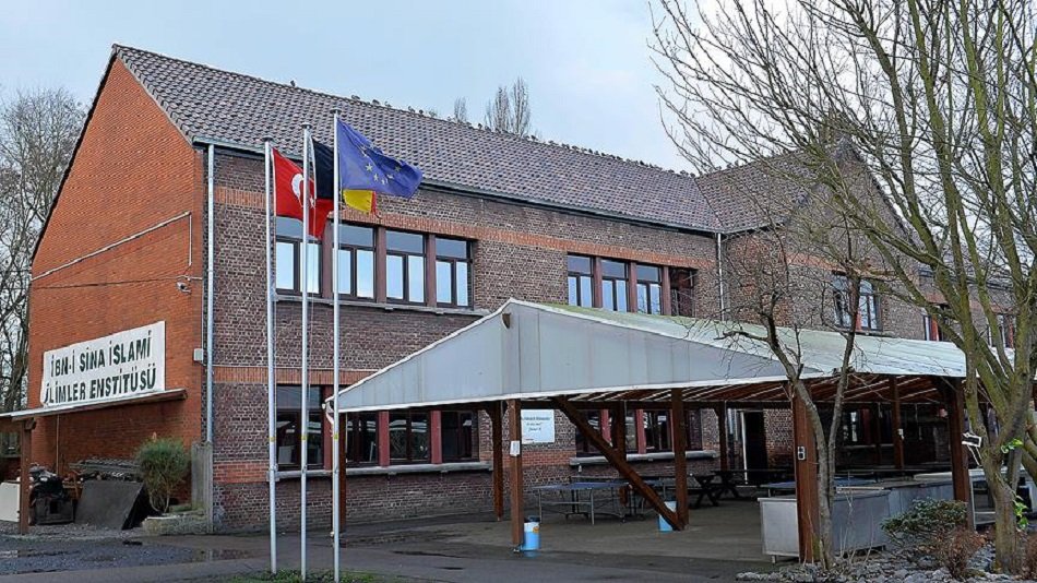 Avrupa’nın ilk imam hatip okulu 6. dönem mezunlarını verdi