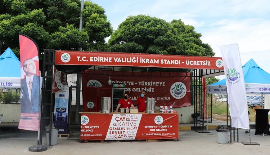 Kapıkule’de gurbetçiler güler yüz ve ikramlarla karşılanıyor