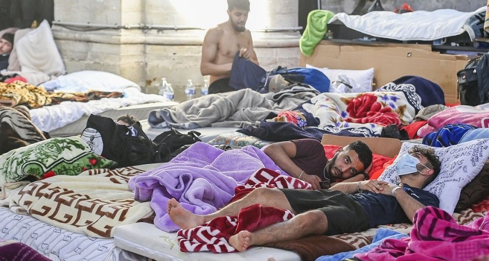 Brüksel’deki “kağıtsızlar” hükümet ile görüşmeleri sonucunda açlık grevlerini askıya aldı.