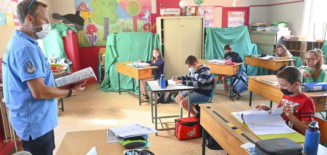 Belçika’da, Brüksel hariç tüm Flaman okullarında maske kuralı gevşetiliyor.