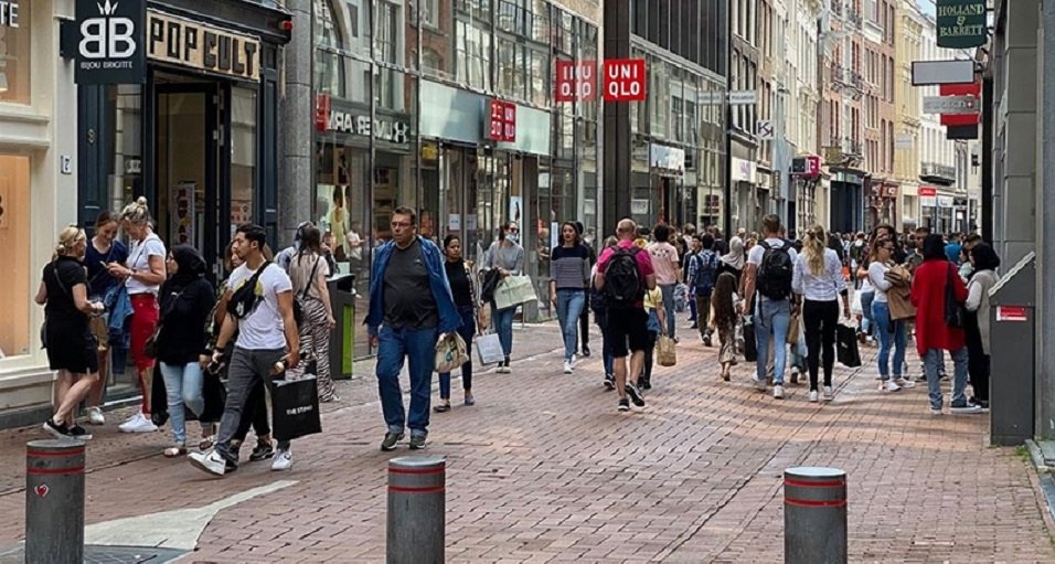 Hollanda’da 1,5 metre sosyal mesafe kuralı kalktı