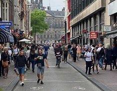 Hollanda’da 1,5 metre sosyal mesafe kuralı kalktı