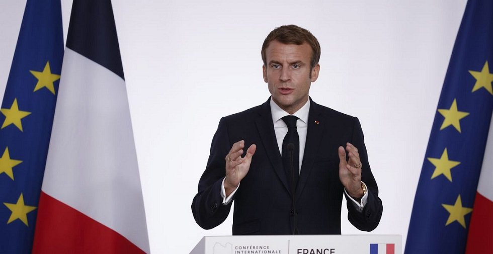 Macron’un Fransa bayrağının rengini  kamuoyuna duyurmadan değiştirmesi tepki çekti.
