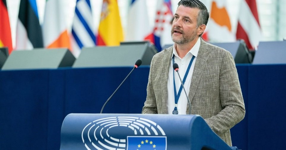 Belçika’da aşı destekçisi AP milletvekilinin evine molotoflu saldırı