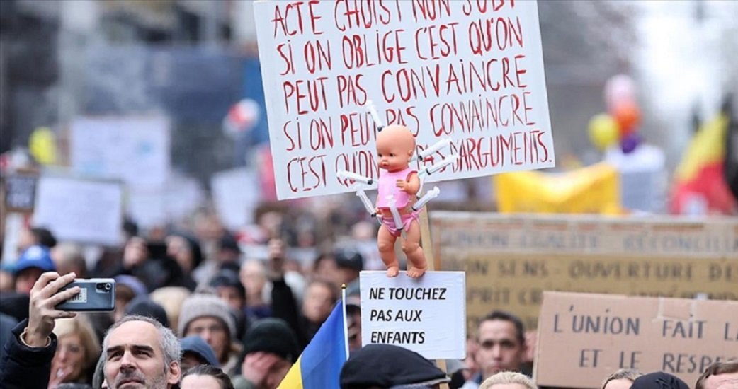Brüksel’de binlerce kişi bir kez daha Kovid-19 tedbirlerini protesto etti