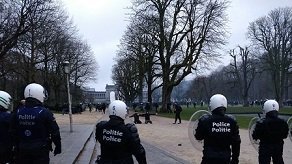 Brüksel'de binlerce kişi bir kez daha Kovid-19 tedbirlerini protesto etti