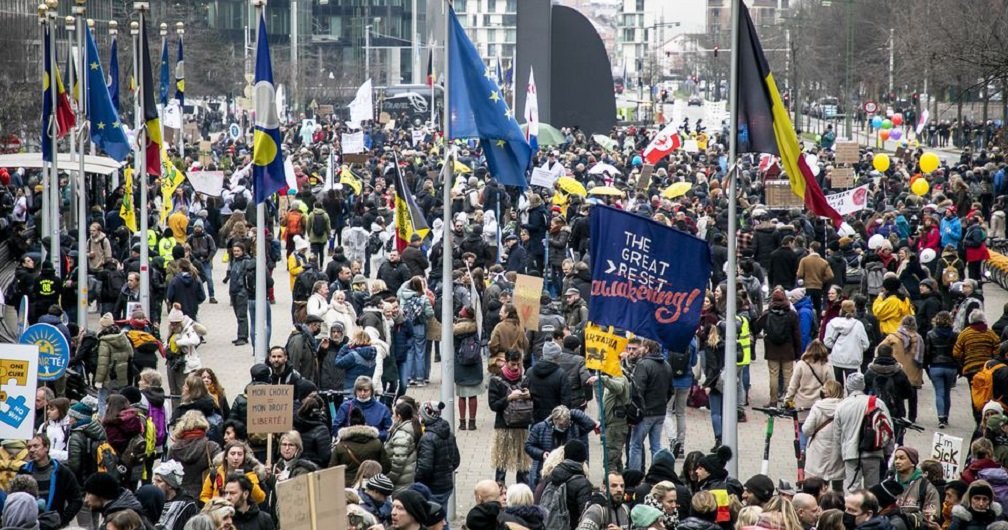 Belçika’nın başkenti Brüksel’de 1600 kişi, hükümet karşıtı protesto yürüyüşü düzenledi.