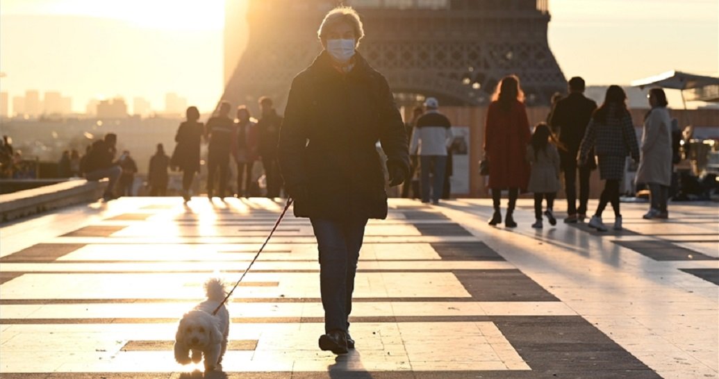 Fransa’da kapalı alanlarda maske zorunluluğu 14 Mart’ta kaldırılıyor
