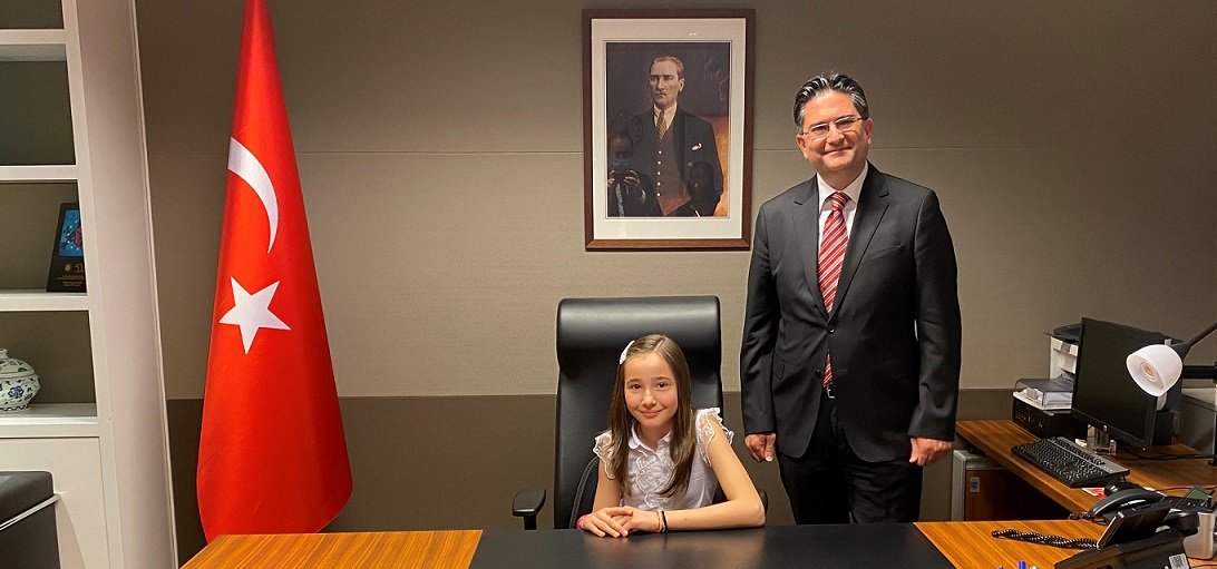 Başkonsolos Umut Deniz  23 Nisan vesilesiyle makamını Tuna Ulutaş’a devretti.