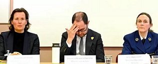 Belçika Adalet Bakanı Gent hapishanesindeki aramalarda narkotik köpek Speedy'ye eşlik etti.