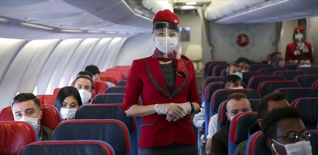 Avrupa’da birçok uçuşta maske zorunluluğu kalkıyor