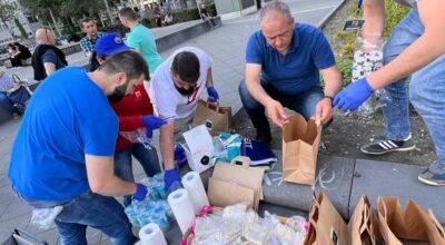 Türk gençleri sokakta yaşayanlara gıda yardımında bulundu