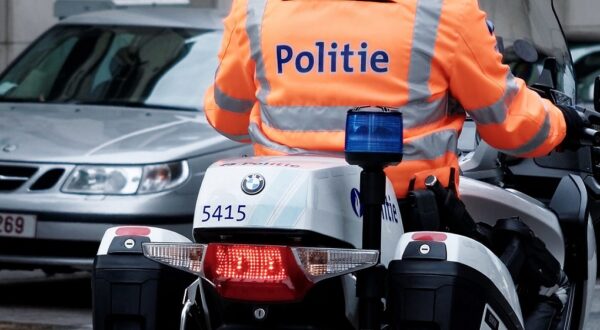 Başkent Brüksel’in Schaarbeek ilçesinde 2 hırsız kurye kılığında soygun gerçekleştirdi