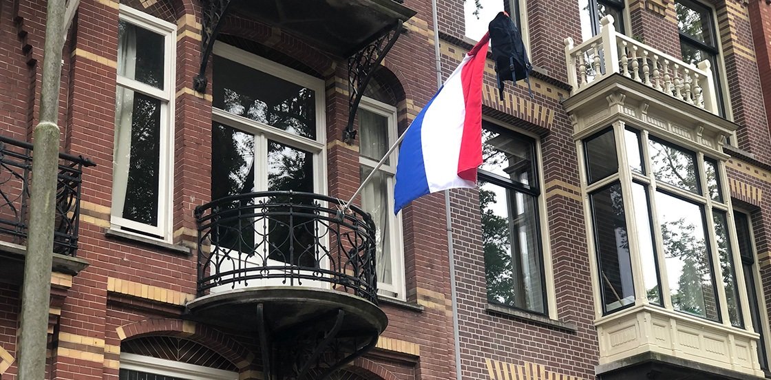 Hollanda’da bayrak ve çanta asma sezonu başladı