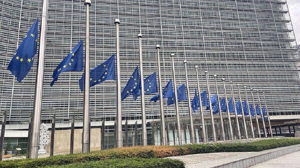 AB bayrakları Kraliçe’nin cenaze töreni nedeniyle yarıya indirildi