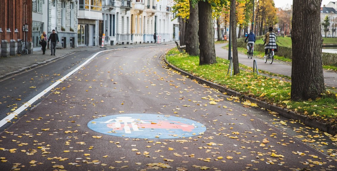 Belçika’nın Gent şehrinde  “bisiklet sokağı” uygulamasına yönelik trafik levhaları  kanuna uygun değil.