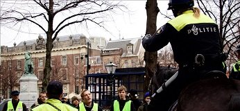 Hollanda'da polis memurlarının başörtüsü takabilmesi önerisi