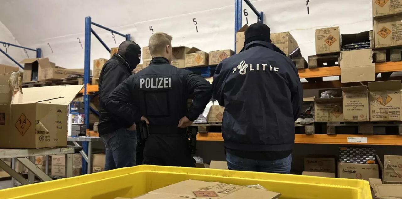 Yasa dışı 250 ton havai fişek ele geçirildi