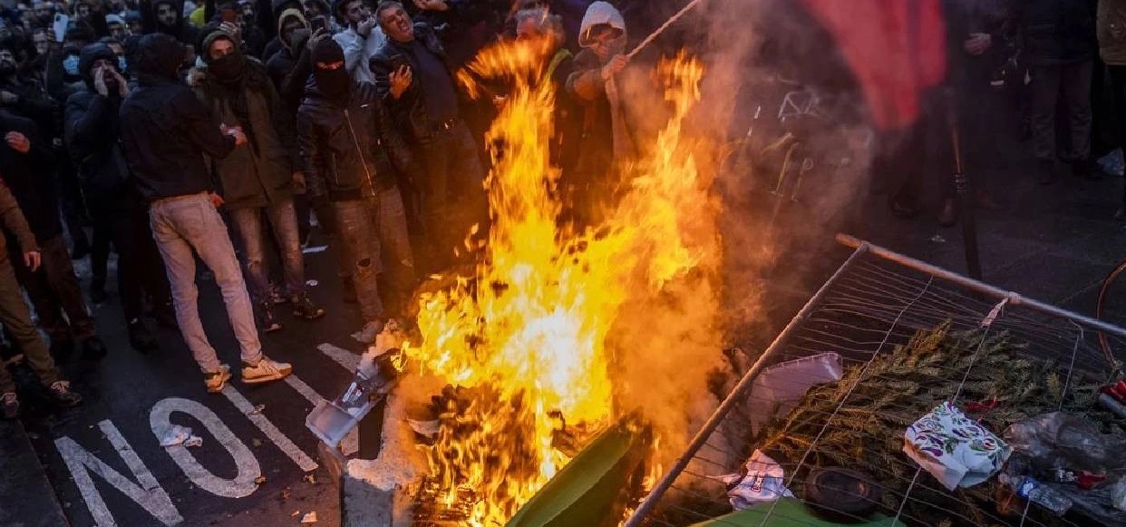 Paris’te terör örgütü PKK destekçilerinin olaylı gösterisi esnafı mağdur etti