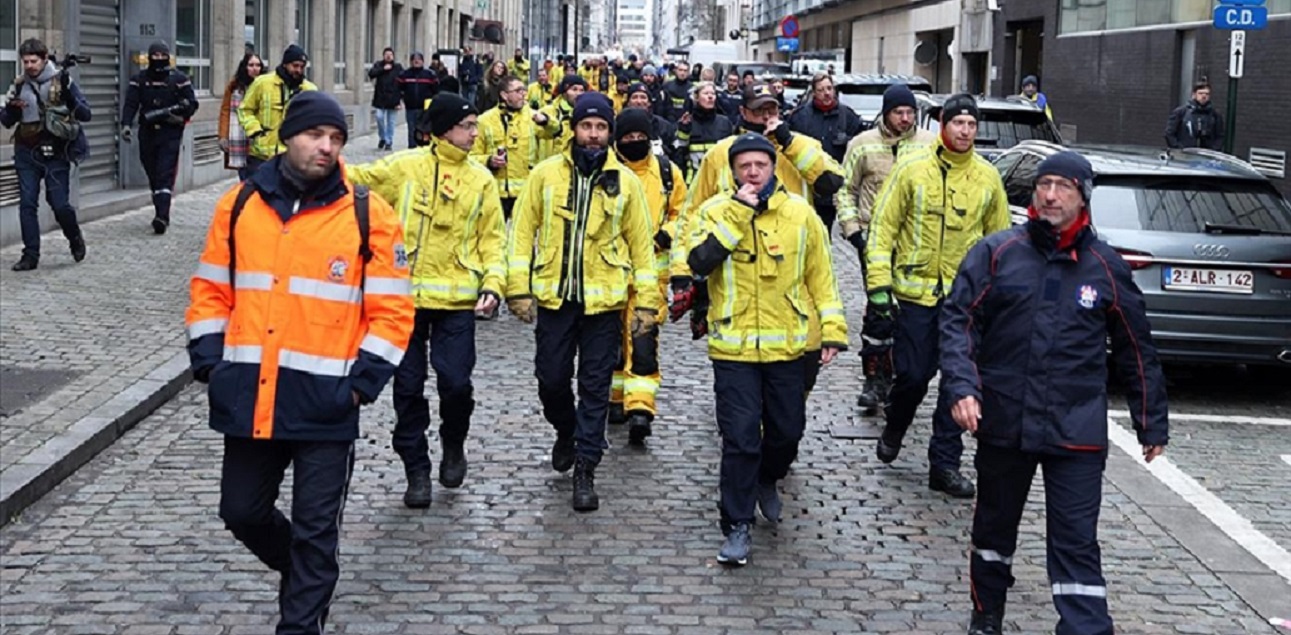 Belçika’da itfaiyeciler çalışma koşullarının iyileştirilmesi için eylem yaptı