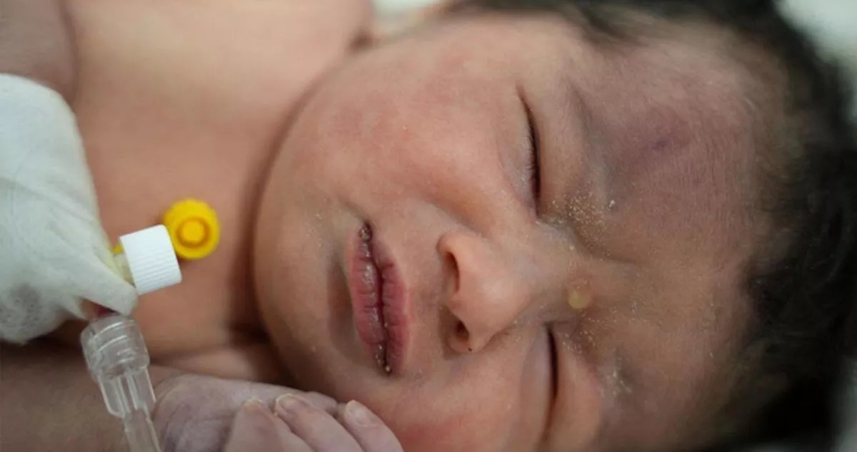 Binlerce kişi Suriye’de enkaz altında doğan mucize bebeği evlat edinmek istiyor