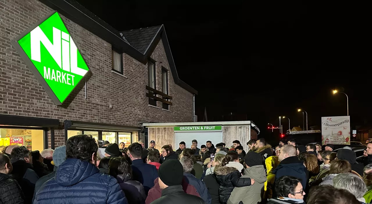 Belçika’da, hırsızı kasıtlı öldürdüğü düşünülen Türk market sahibine vatandaşlar destek için toplandı