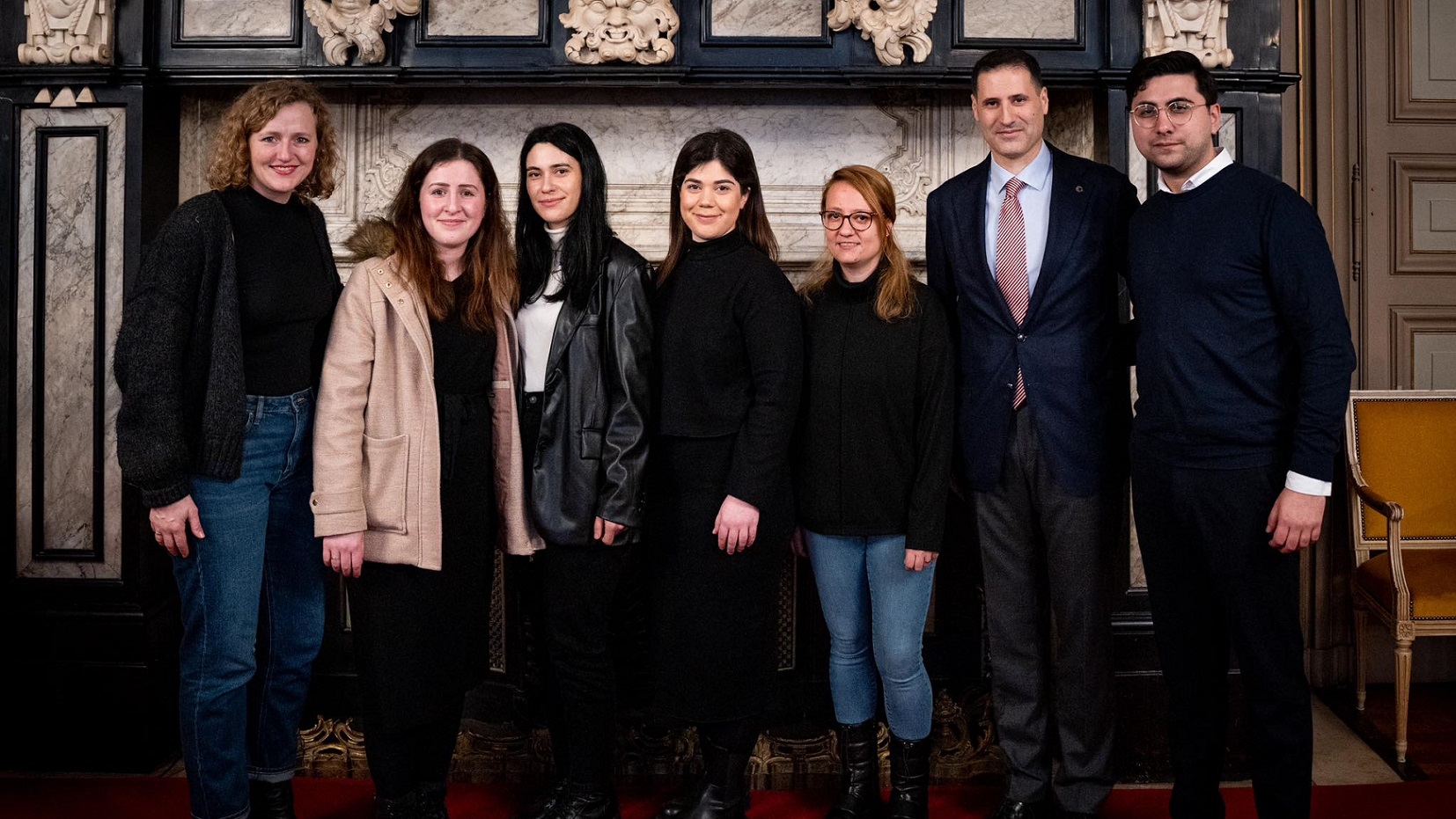 Gent belediyesi, depremzedelere gönüllü hizmet verecek 4 Türk sağlıkçı için resepsiyon düzenledi.