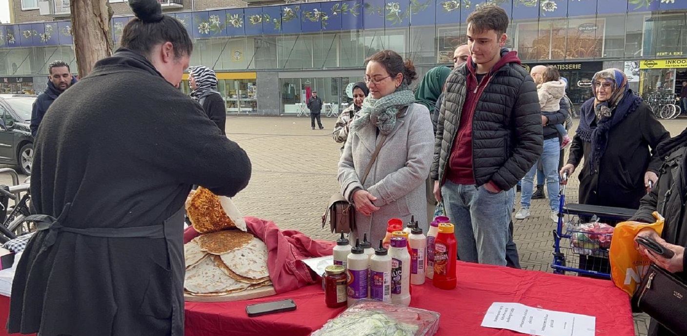 Hollanda’daki Türkler sattıkları yemeklerin gelirini depremzedelere gönderiyor